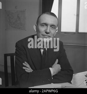 P [Portraits/Persons]/Anefo London series S.G.M. baron van Voorst tot Voorst (ex console di Bayonne Francia) Annotazioni: Sous-chef Legal Affairs Ministero degli Affari Esteri (dal 16-9-1940), ex segretario di ufficio in Belgio Data: Marzo 1942 Località: Gran Bretagna, Londra Parole Chiave: Funzionari, ritratti, diplomatici, seconda guerra mondiale Nome personale: Voorst tot Voorst, S. G.M. barone di Foto Stock