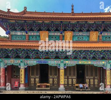 Foto closeup del tempio cinese a Wuhua, Cina sotto un cielo blu Foto Stock