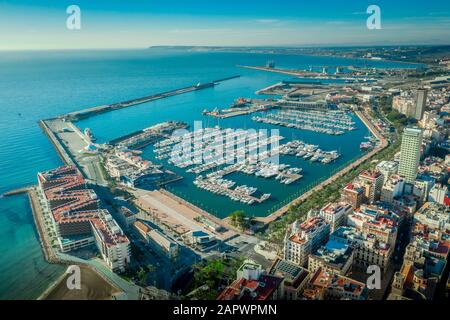 Tetto rosso che forma una W forma nel porto di Alicante Spagna circondato da acque turchesi Foto Stock