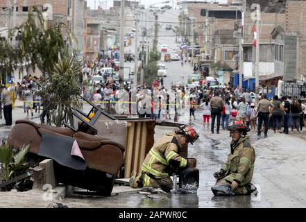 Lima, Perù. 23rd Gen 2020. La gente lavora al luogo di un'esplosione della petroliera a Lima, in Perù, il 23 gennaio 2020. Il numero di morti causate dall'esplosione di una petroliera a Lima giovedì è salito a otto, le autorità sanitarie peruviane hanno annunciato venerdì. Credit: Mariana Bazo/Xinhua/Alamy Live News Foto Stock