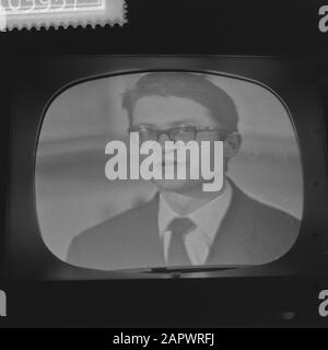 Vara broadcast En Passant in Bellevue, Remco Campert Data: 26 maggio 1959 Località: Amsterdam, Noord-Holland Parole Chiave: Scrittori, televisione, trasmissioni Nome personale: Campert, Remco Institution name: Bellevue Foto Stock