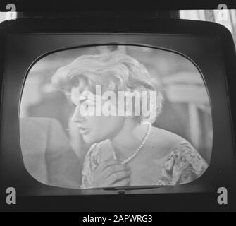 Vara broadcast En Passant in Bellevue, star francese del cinema Nicole Maurey Data: 26 maggio 1959 luogo: Amsterdam, Noord-Holland Parole Chiave: Stelle del cinema, televisione, trasmissioni Nome personale: Maurey Nicole Institution nome: Bellevue Foto Stock