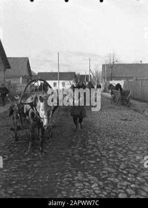 Viaggio In Lituania Novy Troky (Trakai). Via con uomini con cavalli e vagoni Data: 1934 luogo: Lituania Parole Chiave: Cavallo e carrello, immagini della città, strade Foto Stock