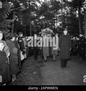 Funerali militari ufficiali delle forze terrestri e navali indossano il bar durante un funerale militare Data: Parole Chiave non date: Cimiteri, funerali, esercito, marina, ufficiali Foto Stock