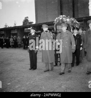 Funerali militari ufficiali delle forze terrestri e navali indossano il bar durante un funerale militare Data: Parole Chiave non date: Cimiteri, funerali, esercito, marina, ufficiali Foto Stock