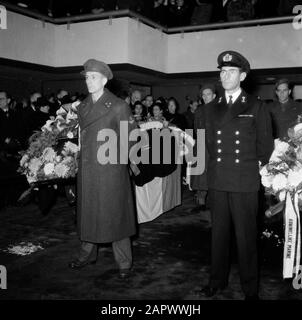 Funerali militari ufficiali di terra e potere navale per il bar nell'auditorium del cimitero durante un funerale militare Data: Parole Chiave non date: Cimiteri, funerali, esercito, marina, militare, ufficiali Foto Stock