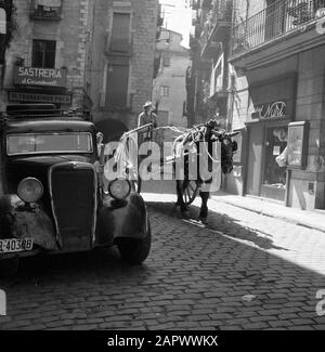 Auto vecchie in Spagna Oldtimer e carrello di cavalli Data: 1958 luogo: Spagna Parole Chiave: Carrelli, oldtimers, immagini di strada Foto Stock