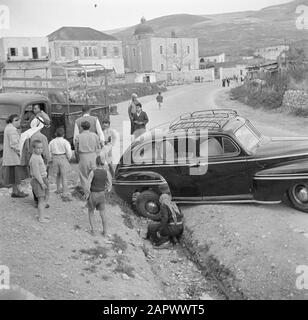 Israele 1948-1949: I Passanti di Kana a un'auto scivolarono in un fosso Data: 1948 luogo: Israele, Cana Parole Chiave: Automobili, pubblico, immagini di strada, incidenti stradali Foto Stock