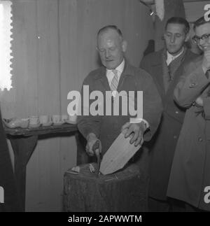 Apertura di clog making in Broek op Waterland di 2 studenti di lavoro, il produttore di zoccoli Jan Bolwerk in azione Data: 6 aprile 1960 Località: Pantaloni in Waterland Parole Chiave: Artigianato, clogmakeery, produttori di zoccoli Nome personale: Bolwerk, Jan Foto Stock
