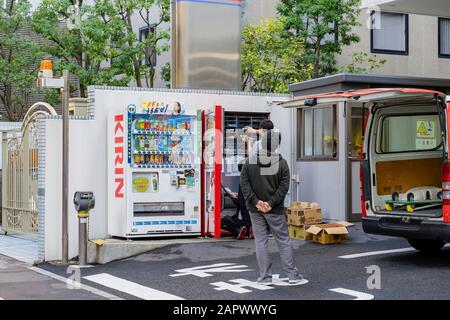 Sendai, 23 ottobre: La gente stava rabbriviando le bevande nella macchina sul 23 ottobre 2019 a Sendai, Giappone Foto Stock