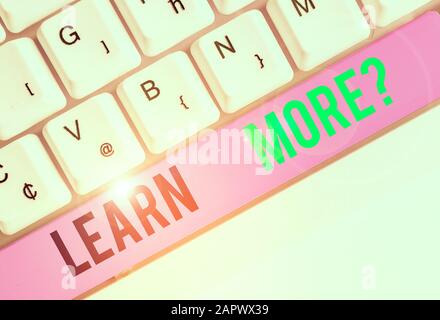La scrittura della nota mostra ulteriori informazioni domanda. Il concetto di business per acquisire conoscenze o abilità a studiare la pratica Foto Stock