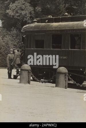 Il 21 giugno, alla presenza di Adolf Hitler, le condizioni di cessate il fuoco sono state consegnate al rappresentante del governo francese nella vettura del salone Fochs di Compiègne. Hitler lascia il carro; il 21 giugno, alla presenza di Adolf Hitler, le condizioni di cessate il fuoco sono state consegnate al rappresentante autorizzato del governo francese nel carro del salone Fochs a Compiègne. Hitler lascia il carro; Foto Stock
