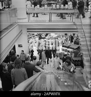 Pariser Bilder [la vita di strada di Parigi] Sulla scala mobile di un grande magazzino Data: 1965 luogo: Francia, Parigi Parole Chiave: Interni, scale, grandi magazzini Foto Stock