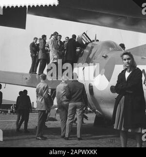 Gioventù Aviation Day 1960 a Marevliegkamp Valkenburg l'aereo navale è visto dalla gioventù Data: 20 aprile 1960 Parole Chiave: Giorni di aviazione, aerei navali Foto Stock