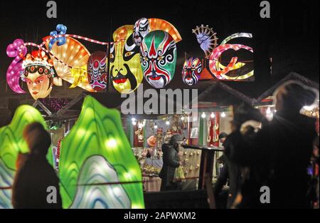 Kiev, Ucraina. 24th Gen 2020. La gente partecipa a un festival delle lanterne cinesi giganti a Kiev, Ucraina, il 24 gennaio 2020. Il primo giorno del Capodanno cinese lunare o del Festival primaverile inizierà sabato 25 gennaio 2020, iniziando l'inizio dell'anno del Rat: Serg Glovny/ZUMA Wire/Alamy Live News Foto Stock