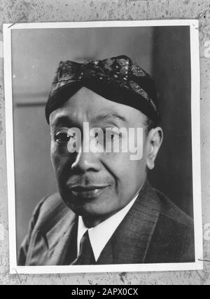 P [Portraits/Persons]/Anefo London Series Pangeran Adispati Airo Soejono Annotation: Repronegative. Nominato Ministro senza portafoglio il 6 giugno 1942. Morì a Londra il 5 gennaio 1943. Date: {Before 1943} Location: Great Britain, London Keywords: Cabinet, Ministers, Portraits, Portraits, Governments, World War Ii Personal Name: Aro Soejono Foto Stock