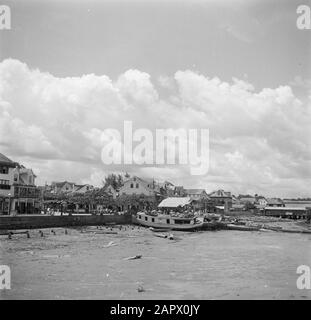 Viaggio in Suriname e Antille Olandesi Paramaribo visto dall'altra parte del fiume Suriname Data: 1947 luogo: Paramaribo, Suriname Parole Chiave: Fiumi, navi, immagini della città : poll, Willem van de, Foto Stock