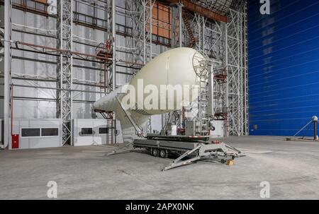 Aerostat su una piattaforma di ormeggio mobile all'interno di un hangar aereo Foto Stock