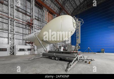 Aerostat su una piattaforma di ormeggio mobile all'interno di un grande hangar airship Foto Stock