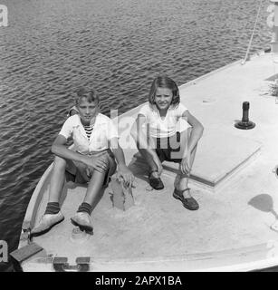 Viaggio in Suriname e le Antille Olandesi Paul e Nettie, i figli della coppia Boogh, su una nave Data: 1947 luogo: Suriname Parole Chiave: Bambini, navi Nome personale: Boogh, Nettie, Boogh, Paul Foto Stock