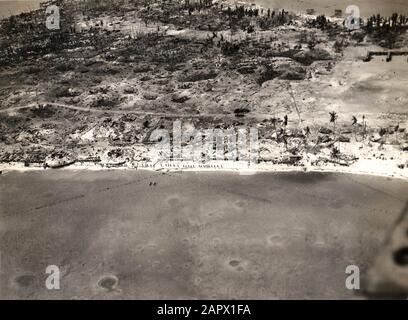 Veduta aerea di Betio, Atollo di Tarawa, 24 novembre 1943, guardando verso nord verso 'la tasca', l'ultimo posto della resistenza giapponese. Due pistole antiaeree da 12,7 mm sono visibili in basso a sinistra. Foto Stock