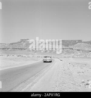 Israele 1960-1965: Deserto Negev, la strada per Eilat Passenger auto sulla strada per Eilat in paesaggio montuoso Data: 1 gennaio 1960 Località: Israele, Negev Parole Chiave: Automobili, montagne, panorami, strade, deserti Foto Stock