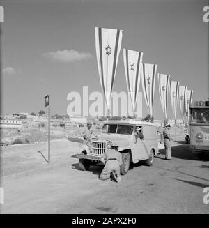 Israele 1964-1965: Tel Aviv, agenti di polizia sulla strada gli ufficiali di polizia effettuano controlli su varie auto sul lato della strada, sullo sfondo si trova la città Tel Aviv Data: 1964 Località: Israele, Tel Aviv Parole Chiave: Automobili, autostrade, controlli, religione ebraica, sculture di città, uniformi, polizia stradale, bandiere Foto Stock