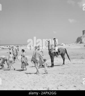 Israele: Herzlia (Herzliya) poliziotto a cavallo e bagnanti sulla spiaggia Data: Undata luogo: Herzliya, Israele Parole Chiave: Bagnanti, cavalli, polizia, cavalieri, spiagge Foto Stock