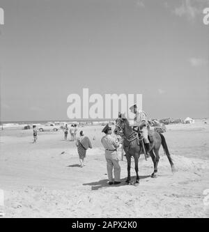 Israele: Herzlia (Herzliya) poliziotto a cavallo con collega e bagnanti alla spiaggia Data: Undata: Luogo: Herzliya, Israele Parole Chiave: Bagnanti, cavalli, polizia, piloti, spiagge : poll, Willem van de, Foto Stock