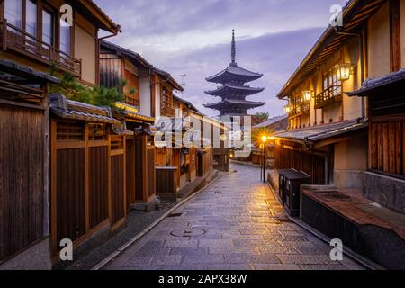 La Pagoda di Yasaka al mattino presto senza persone come visto da via Sannen Zaka, Kyoto, Giappone. La Pagoda di Yasaka è il famoso punto di riferimento e l'attra di viaggio Foto Stock