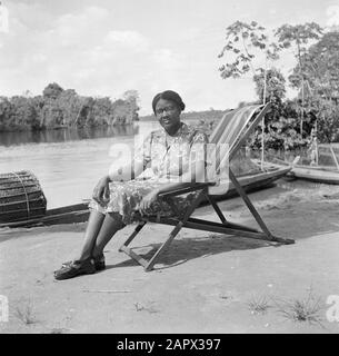 Viaggio in Suriname e Antille Olandesi Ritratto di Mrs Leerdam in Langetabbetje in Suriname Data: 1947 luogo: Langatabbetje, Marowijne, Suriname Parole Chiave: Donne Nome personale: Leerdan , Foto Stock