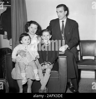 Il lavoro quotidiano di un concierge in un appartamento di Parigi costruzione ritratto foto del concierge e della sua famiglia Data: 1954 luogo: Francia, Parigi Parole Chiave: Famiglie, bambini, ritratti Foto Stock