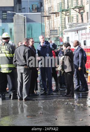 Chinatown, New York, USA, 24 gennaio 2020 - il sindaco Bill de Blasio insieme a Daniel A. Nigro il commissario del New York City Fire Department (FDNY) visita il sito dell'ultimo incendio notturno a Chinatown. L'edificio storico su 70 Mulberry Street, Manhattan è stato distrutto dal fuoco. Foto: Luiz Rampelotto/EuropaNewswire CARTA FOTOGRAFICA OBBLIGATORIA. Credito: DPA Picture Alliance/Alamy Live News Foto Stock