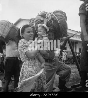 Partenza Plancius con 540 KNIL demobilizzatori e rimpatriati nelle Molucche Priok: Plancius riporta 540 i demobilizzatori e recuperanti indigeni KNIL nelle Molucche. Con arang e anak-anak, zio e zia vanno a bordo. Molti di questi uomini fedeli hanno un lungo servizio e talvolta ritornano nella loro patria per la prima volta dopo 15-21 anni di assenza. Data: 17 Febbraio 1948 Luogo: Batavia, Indonesia, Jakarta, Indie Orientali Olandesi, Tandjong Priok Foto Stock