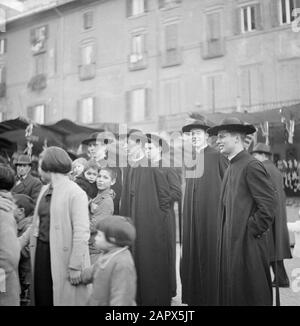Roma: Visita al pubblico della città, compresi i chiergiani, a Piazza Navona a Roma Data: Dicembre 1937 Località: Italia, Piazza Navona, Roma Parole Chiave: Edifici, chiergiani, copricapo, cattolicesimo, mercati, piazze, immagini di strada, uniformi Foto Stock