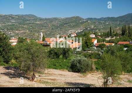 La vista di Laneia - un piccolo villaggio verde ai piedi del Monte Troodos. Limassol. Cipro Foto Stock