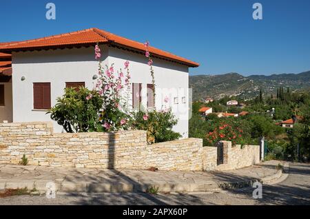 La vista della tradizionale casa accogliente con tetto rosso nel villaggio Laneia ai piedi del Monte Troodos. Limassol. Cipro Foto Stock