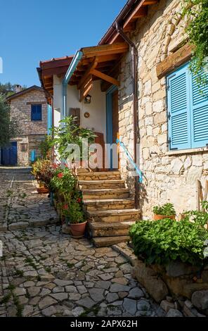 La vista della tradizionale casa di pietra accogliente nel villaggio di Lania ai piedi del Monte Troodos. Limassol. Cipro Foto Stock