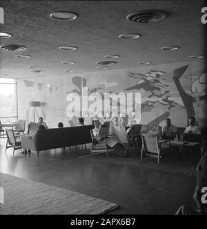 Rehovot. Istituto Weizmann: Interno del ristorante con murale nell'angolo lettura Data: 1 gennaio 1963 Località: Israele, Rehovot Parole Chiave: Interni, ristoranti, educazione scientifica, ricerca scientifica, panchine Nome personale: Weizmann, Chaim Foto Stock