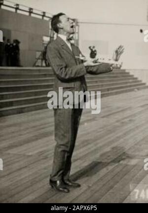 Sport. 1928 Giochi Olimpici Amsterdam, Paesi Bassi. Scena posa di un uomo sconosciuto con un posto di partenza o di confine, probabilmente sul palco allo Stadio Olimpico. Foto Stock