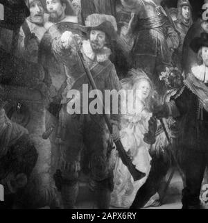 Film 'Rembrandt in the shelter' Restorator H.H. Mertens van het Rijksmuseum Working on the Night Watch of Rembrandt van Rijn Date: 1946 Location: Amsterdam, Noord-Holland Keywords: Restaurations Nome personale: Orologio notturno, Reno, Rembrandt of Foto Stock