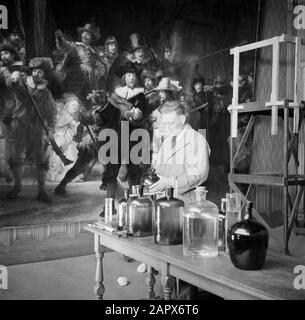 Film 'Rembrandt in the shelter' Restorator H.H. Mertens van het Rijksmuseum Working on the Night Watch of Rembrandt van Rijn Date: 1946 Location: Amsterdam, Noord-Holland Keywords: Restaurations Nome personale: Mertens, H.H. Foto Stock