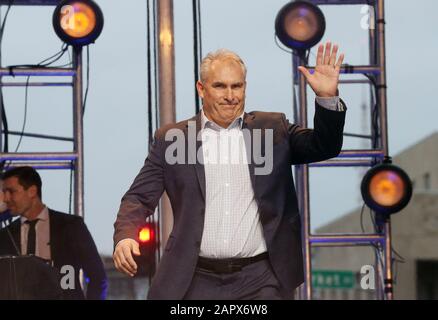 St. Louis, Stati Uniti. 24th Gen 2020. St. Louis Blues Head Coach Craig Berube è stato introdotto sul palco prima di entrare nell'Enterprise Center per il concorso di abilità a St. Louis venerdì 24 gennaio 2020. Il gioco All Star 2020 verrà giocato all'Enterprise Center sabato 25 gennaio 2020. Foto di Bill Greenblatt/UPI Credit: UPI/Alamy Live News Foto Stock