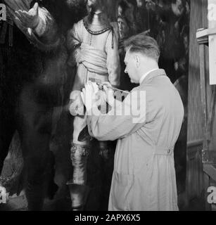 Film 'Rembrandt in the shelter' Restorator H.H. Mertens van het Rijksmuseum Working on the Night Watch of Rembrandt van Rijn Date: 1946 Location: Amsterdam, Noord-Holland Keywords: Restaurations Nome personale: Mertens, H.H. Foto Stock