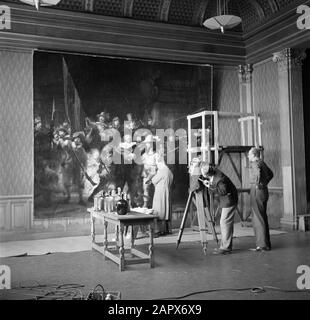 Film 'Rembrandt in the shelter' Restorator Mertens del Rijksmuseum lavorando sulla visione notturna di Rembrandt van Rijn. È girato da un cameraman, regista di destra Gerard Rutten Annotation: Recordings for the film Rembrandt in de Schuilkelder (1946) Date: 1946 Location: Amsterdam, Noord-Holland Keywords: Film equipment, restaurations Nome personale: Mertens, H.H., Rutten, Gerard Foto Stock