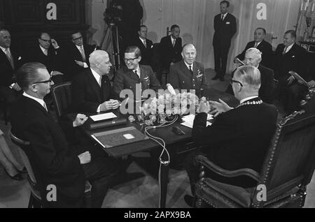 Dichiarazione di nascita principe Maurits da parte del signor. Pieter van Vollenhoven Attorno alla tavola di un messaggero, L. Beel, mr. Pieter van Vollenhoven, A.B. Wolff, alderman J. de Nooy. Sul retro sindaco De Ranitz Data: 22 aprile 1968 Località: Utrecht (città) Parole Chiave: Sindaci, nascite, principi Nome personale: Beel, L.J.M., Ranitz, J.A. de, Vollenhoven, Pieter van, Wolff, A.B. Foto Stock