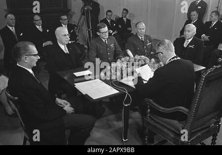 Dichiarazione di nascita principe Maurits da parte del signor. Pieter van Vollenhoven Attorno alla tavola di un messaggero, L. Beel, mr. Pieter van Vollenhoven, A.B. Wolff, alderman J. de Nooy. Sul retro sindaco De Ranitz Data: 22 aprile 1968 Località: Utrecht (città) Parole Chiave: Sindaci, nascite, principi Nome personale: Beel, L.J.M., Ranitz, J.A. de, Vollenhoven, Pieter van, Wolff, A.B. Foto Stock