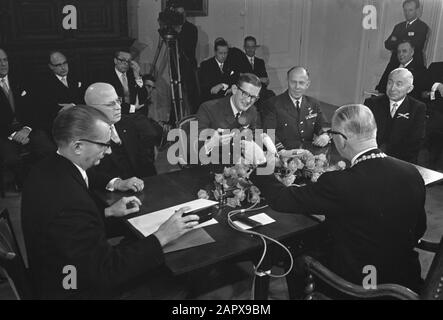 Dichiarazione di nascita principe Maurits da parte del signor. Pieter van Vollenhoven Attorno alla tavola di un messaggero, L. Beel, mr. Pieter van Vollenhoven (con un tubo in mano), A.B. Wolff, alderman J. de Nooy. Sul retro sindaco De Ranitz Data: 22 aprile 1968 Località: Utrecht (città) Parole Chiave: Sindaci, nascite, principi Nome personale: Beel, L.J.M., Ranitz, J.A. de, Vollenhoven, Pieter van, Wolff, A.B. Foto Stock