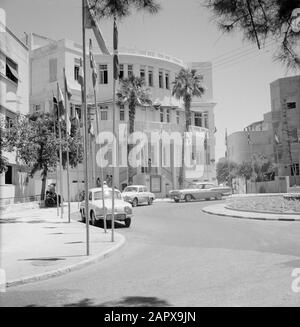 Israele 1964-1965: Tel Aviv, immagini di strada Rotabout di fronte al municipio Data: 1964 Località: Israele, Tel Aviv Parole Chiave: Sale comuni, immagini di strada Foto Stock