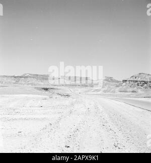 Israele 1960-1965: Deserto Negev, struttura geologica paesaggio di montagna Rocky Data: 1 gennaio 1960 posizione: Israele, Negev Parole Chiave: Montagne, geologia, panorami, rocce, pietra, deserti Foto Stock